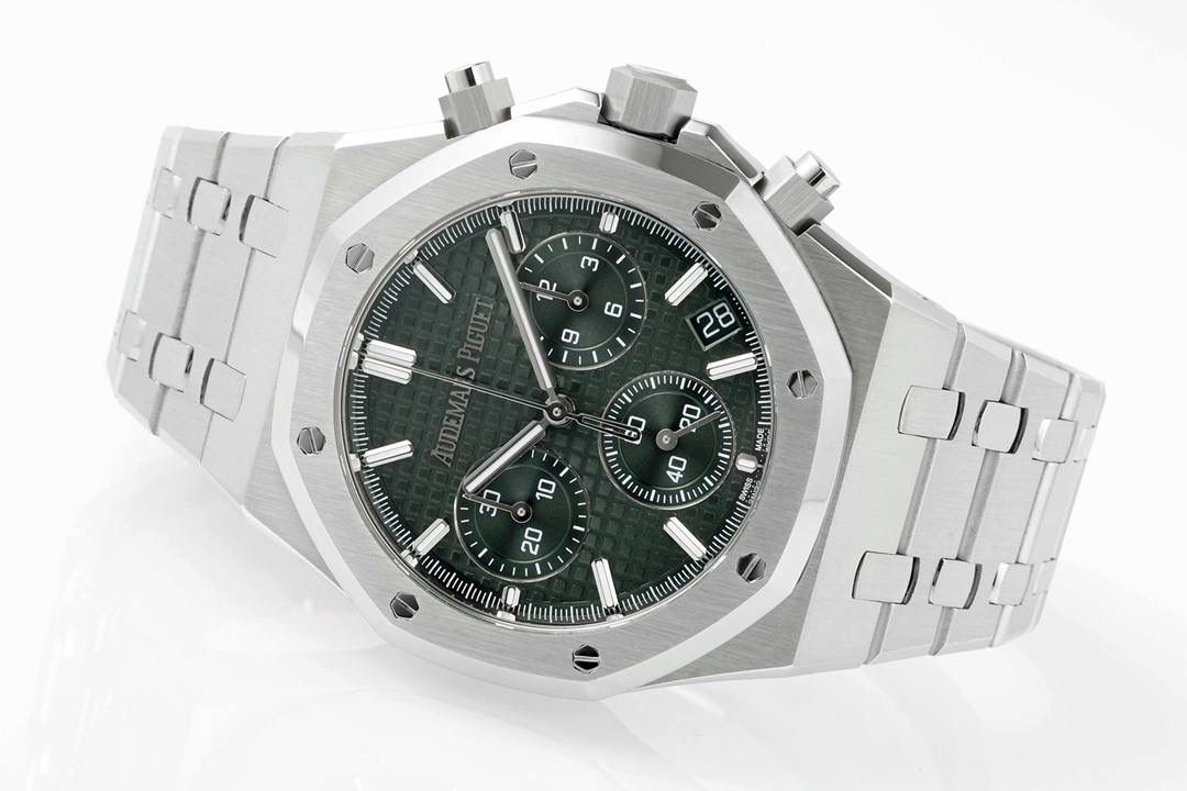 🚀新品爱彼皇家橡树系列26240系列，是一款41毫米精钢自动上链计时码表，搭载APS开发自研Calibre 4401一体机芯，具备飞返计时、小时/分钟/小秒显示及日期功能。其标志性八角形表圈配以八颗六角螺丝，搭配“Grande Tapisserie”大型格纹表盘，层次感鲜明。一体式精钢表链延续了1972年首款皇家橡树的经典设计，兼具运动与优雅。全新开发一体机芯采用导柱轮与垂直离合结构，振频28,800次/小时，与原版完全一致，动力储存约70小时，防水深度50米。AP融合高级制表工艺与前卫美学，是奢华运动腕表的典范之作。💯🔥🔥