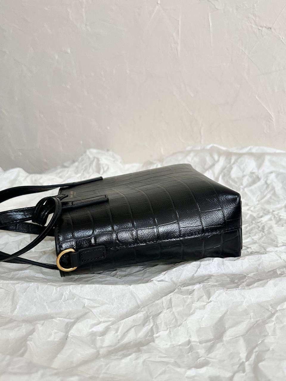 ys1 mini tote鳄鱼纹🐊 这只包在mini包中一定有它的一席之地 第一，它包身够小够可爱 第二，它容量够大够能装 第三，它鳄鱼纹压纹够抗造 就冲这三点，几乎没有哪个小可爱能打得过它 小手提➕可拆卸肩带的设计在实背性上也更出挑 没有槽点的小可爱，我超爱！！ 必须zp开发的啦，相似度看对比图！ 质量就请放心的交给我们哈！ 鳄鱼纹：18×17×8cm712367m