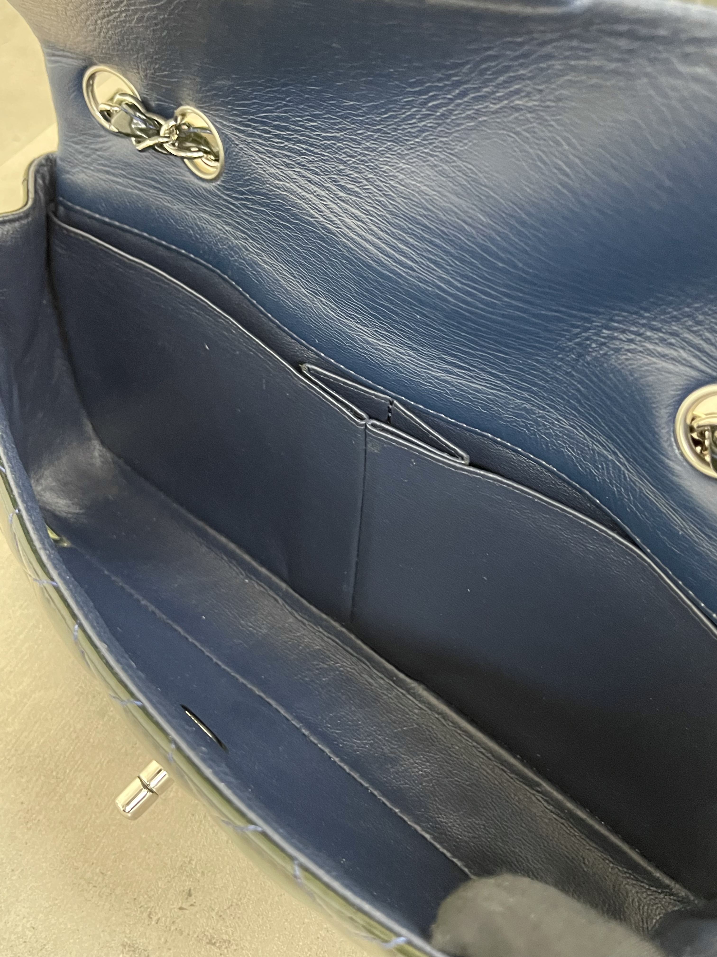 Pre-owned Chanel Patent leather CF/ Product Code: 26012402