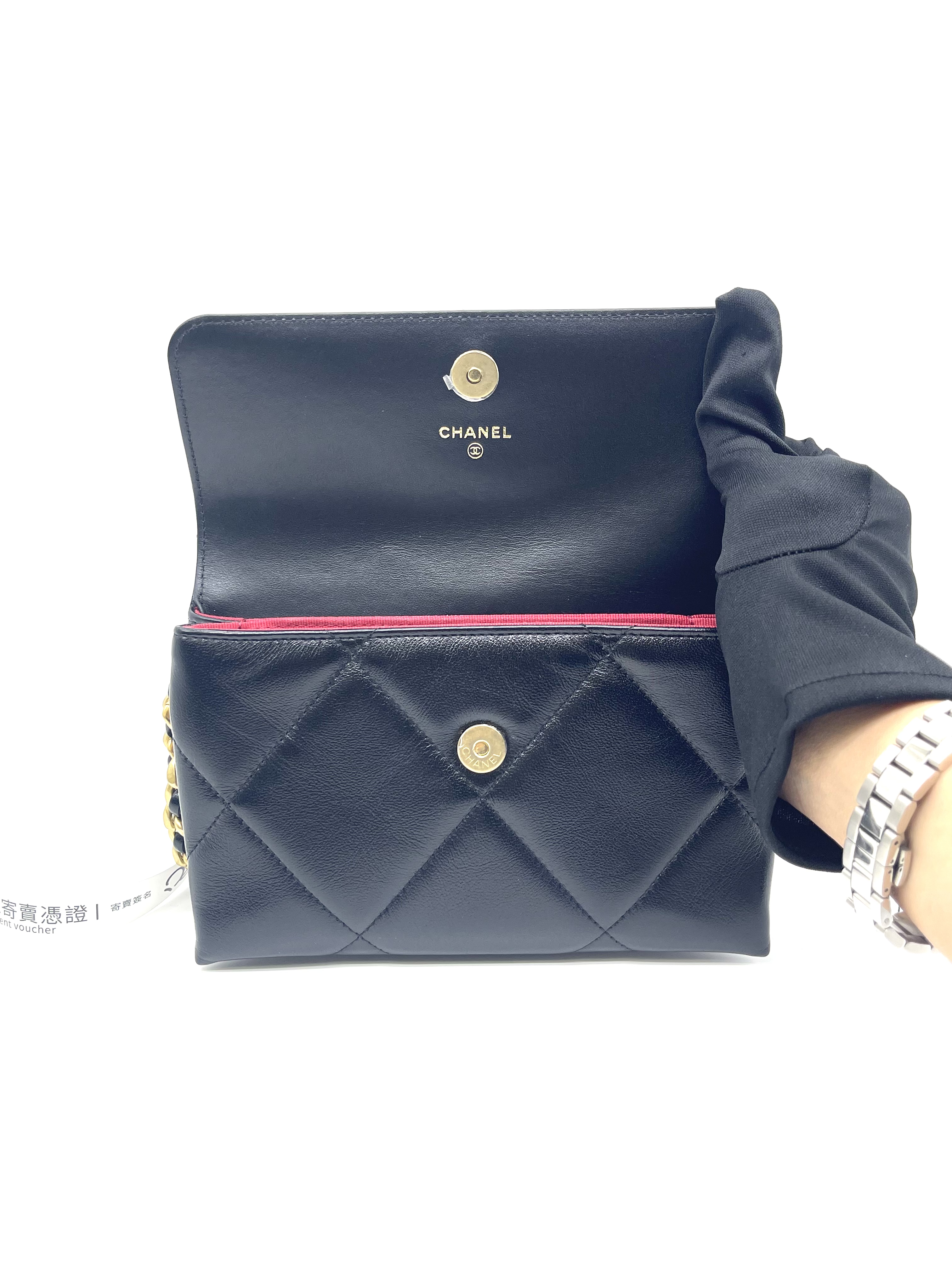 Pre-Owned Chanel Black CC 19 Quilted Chain Wristlet Clutch / Product Code: 26041204