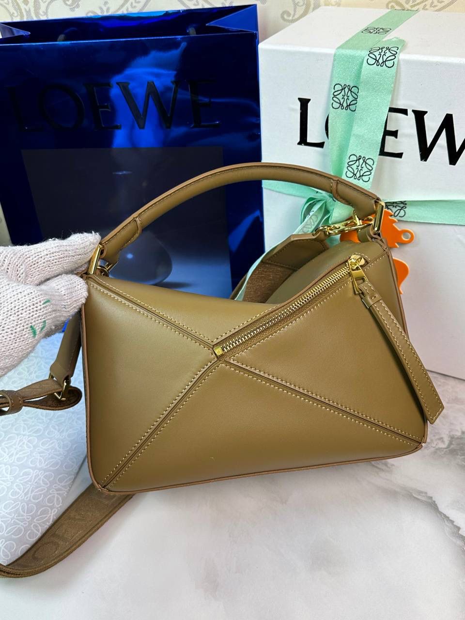 🅰️小号 𝗣𝘂𝘇𝘇𝗹𝗲最新版本❤️ ——（缎面/织带款） ✅经典拼图系列，不规则立体几何设计，最具辨识度的立体廓形和几何美学，顶级进口小牛皮搭配德国沙菲线，独家定制五金，𝗬𝗞𝗞拉链拉头 ✅容量超大，颜值高，四季百搭，新款自带可拆卸𝗟𝗢𝗘𝗪𝗘织带宽肩带‼️ 尺寸：𝟐𝟒-𝟏𝟎.𝟓-𝟏𝟔.𝟓𝐜𝐦 款号：061609织带款橡木棕