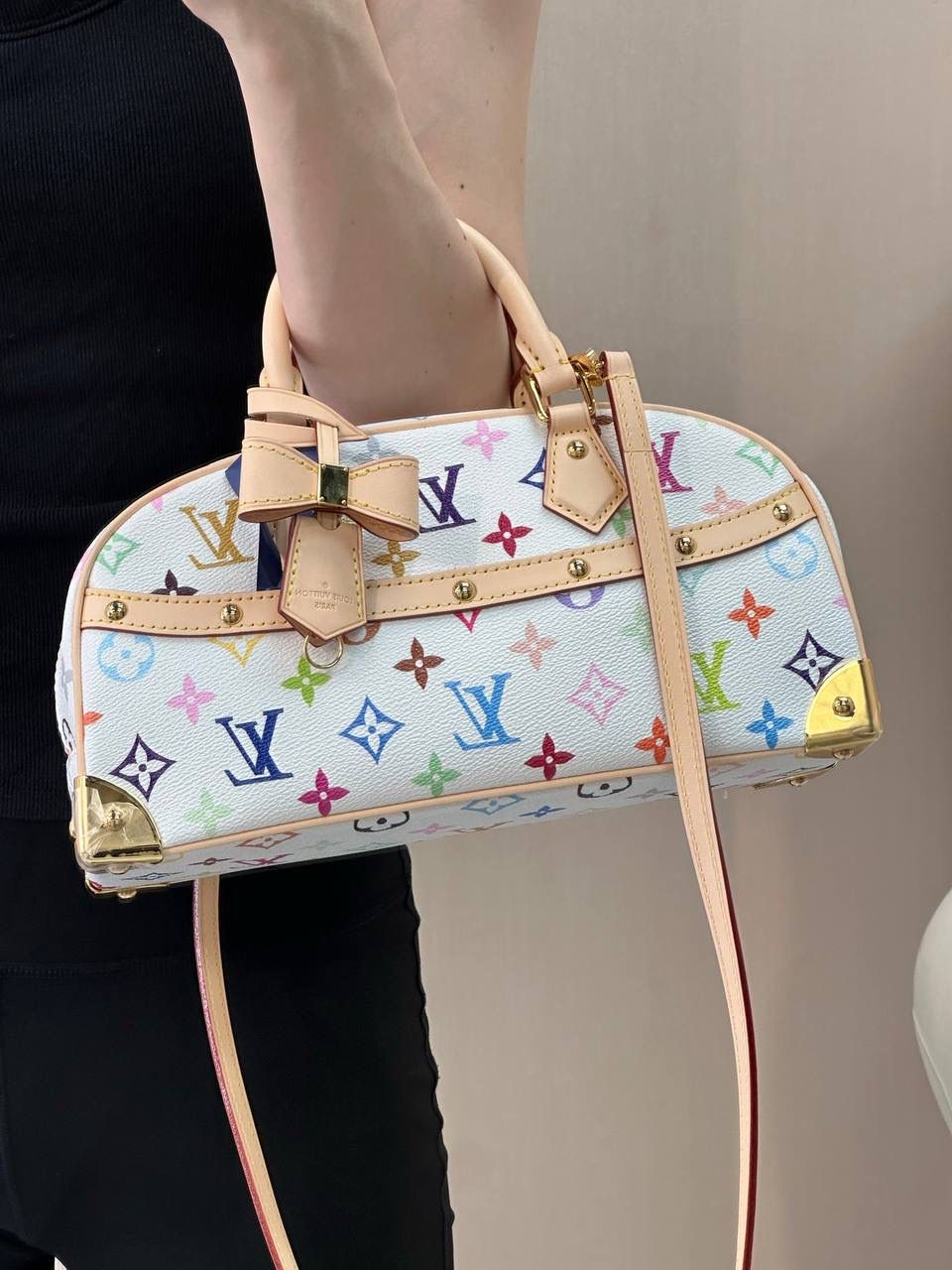 LV&村上隆 白三彩 保龄球包👜✨ 保龄球的热度不用多说吧，而且驴的保龄球是独树一帜，不是那种方方正正的，有弧度的设计更有feel～白三彩这波热度一定会持续下去，确实有那种一眼就想入的冲动，万千宠爱于一生，对于拥有了众多老花的你来说，白三彩一定要有一只～🌈🌼
