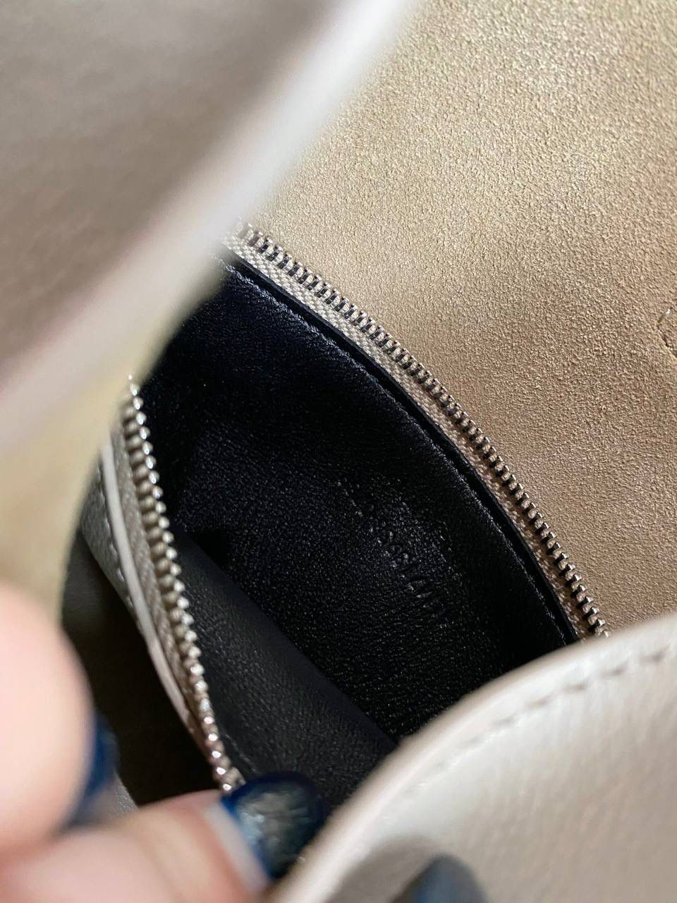 【已更新最新细节⚠️】 ys1 hobo bag腋下包海盐色(银扣)🦙 大爆款🔥我和你们说，这只包看着普普通通 但是上身是真的很好看！ 第一次看到他们家有这种慵懒的腋下包 整个包都是柔软的原厂胎牛皮 又轻容量又大，真的很～～好背 这只包的灵魂在于圆滚滚中又有型 市场很多做得太挺括硬朗，那种货打咩啊❌ ZP开发⚠️全套包装哦～ 23×22×8.5cm713938m