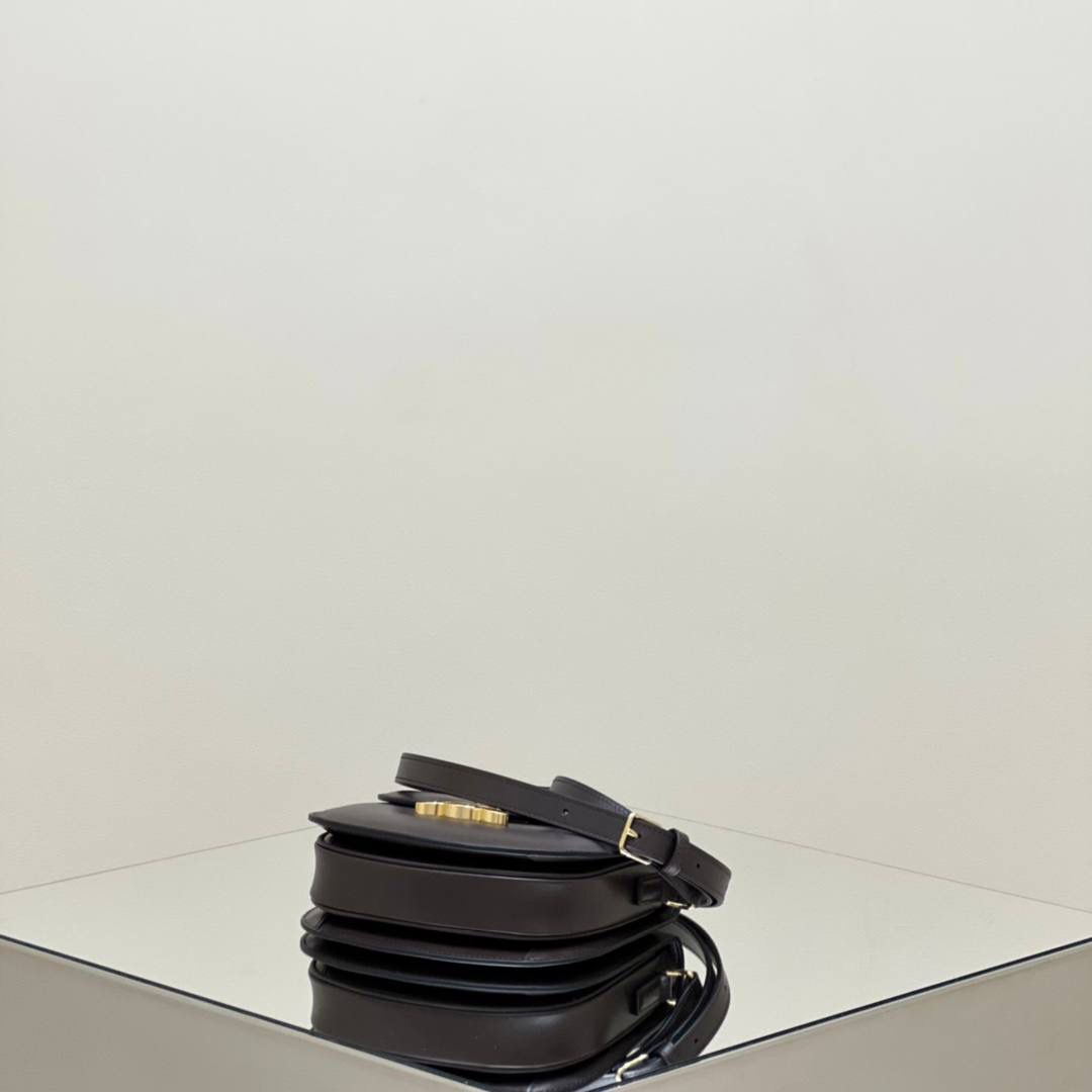 🔥大货实拍图 𝗖𝗘𝗟𝗜𝗡𝗘 ♥ 𝗧𝗘𝗘𝗡 𝗕𝗘𝗦𝗔𝗖𝗘肩带马鞍 型号：110413 尺寸：18.5*16*6cm 这只包除了皮质采用了CELINE 最具标志性的亮泽小牛皮之外，还采用了3种制包工艺(毛边/背缝/滚边背缝)市面上几乎没有品牌会这样大费周章去制作一只手袋。并且一般的品牌手袋的内衬都是麂皮的材质，而这款手袋采用了纳帕小羊皮，表里如一地奢华与精致！✨