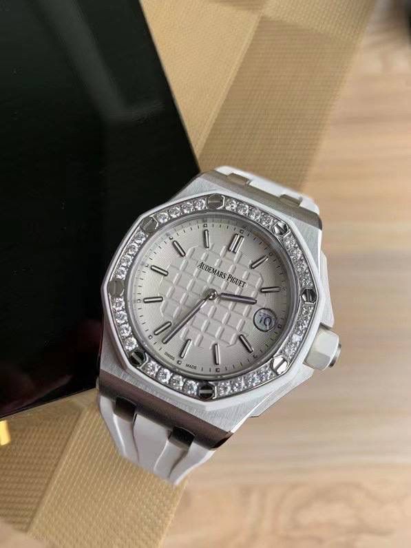 🚀全网独家新款，官网已停售 爱彼女款，皇家橡树离岸型，原装瑞士石英机芯、37表盘、厚度11.1毫米，原装进口防尘表带，反炫光处理蓝宝石水晶玻璃、包18K玫瑰金镶钻，32颗VV S足反南非真钻、精美绝伦、37表盘男女通杀！数量不多、手快有手慢无！