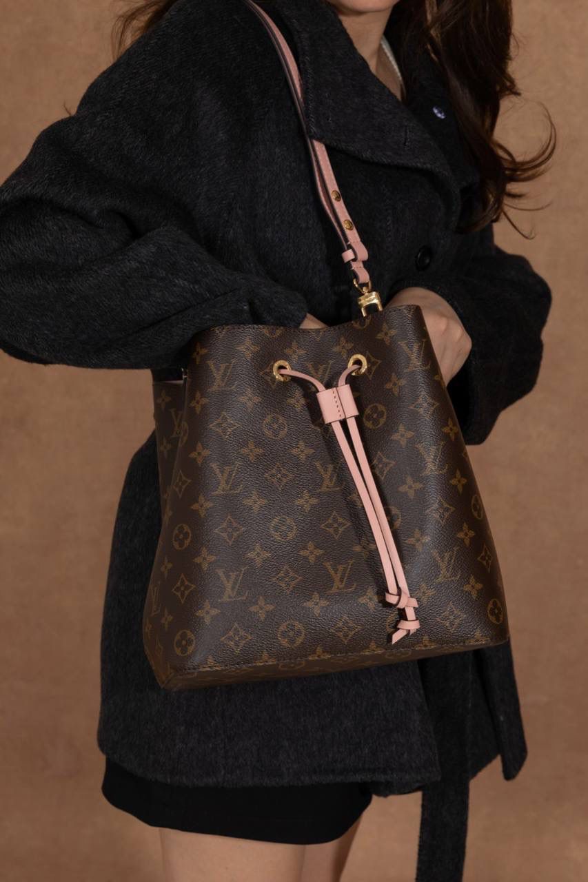 LV水桶包👜✨ 尺寸为 26×26×17.5cm，作为经典著作，它是入门款中备受追捧的单品。1932 年专为承运香槟而设计的酒袋，在当代潮流的洗礼下，化身为蕴含传承之美的水桶包，被尊为“经典之王”。