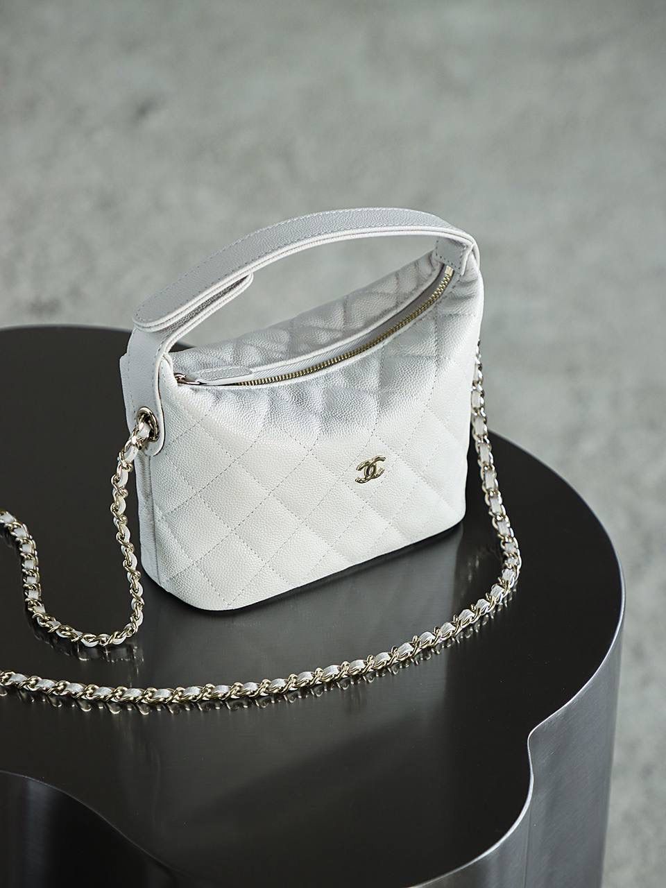 25C飯盒包鑒定版👜 一包一碼 支持全球鑒定查驗身份證原廠專G Haas皮料過關清單資料可査詢 手提飯盒包是這季25C的早春爆款 很實用日常的一隻包 爆款是有原因滴 因為好看又能裝 少見的鏈條居然還能拆卸，還可以肩背或者手拿。 五金：厚镀14k五金 皮料：Hass中球小牛皮 尺寸：21.5*19*6cm