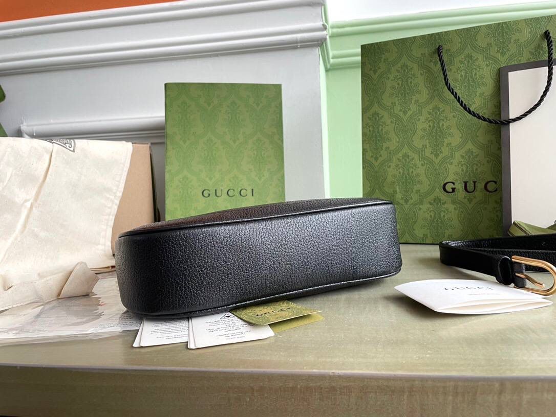 独家特级正品 。G731817！尺寸：25x19x7cm！Cosmogonie)系列在意大利历史悠久的蒙特城堡亮相。这一全新的新月造型小号肩背包从品牌典藏元素汲取灵感，采用柔软皮革材质呈现，并饰有在20世纪70年代亮相的双G标志🔥🔥🔥 它配有两条可肩带 可调节肩带（55厘米高） 可拆卸链式肩带（26厘米高）