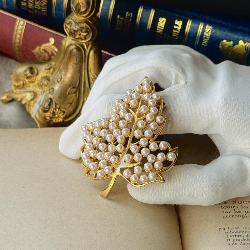 1980s Elegant Faux Pearl Leaf Shape brooch(MT2543)