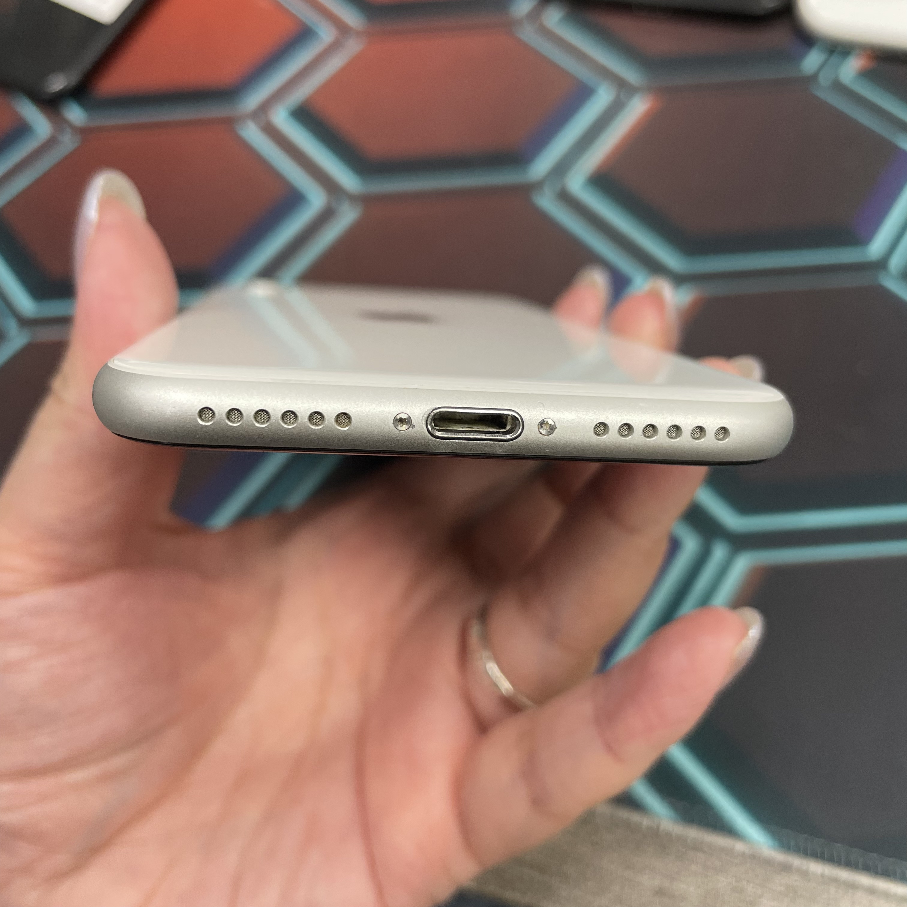 *7003 SE 2 完美機 128GB 電70 白色 white