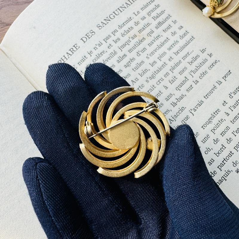Vintage Canadian Continental Jade Stone Gold Swirl Brooch and Moon shape Clip On Earring Set (MT2109)