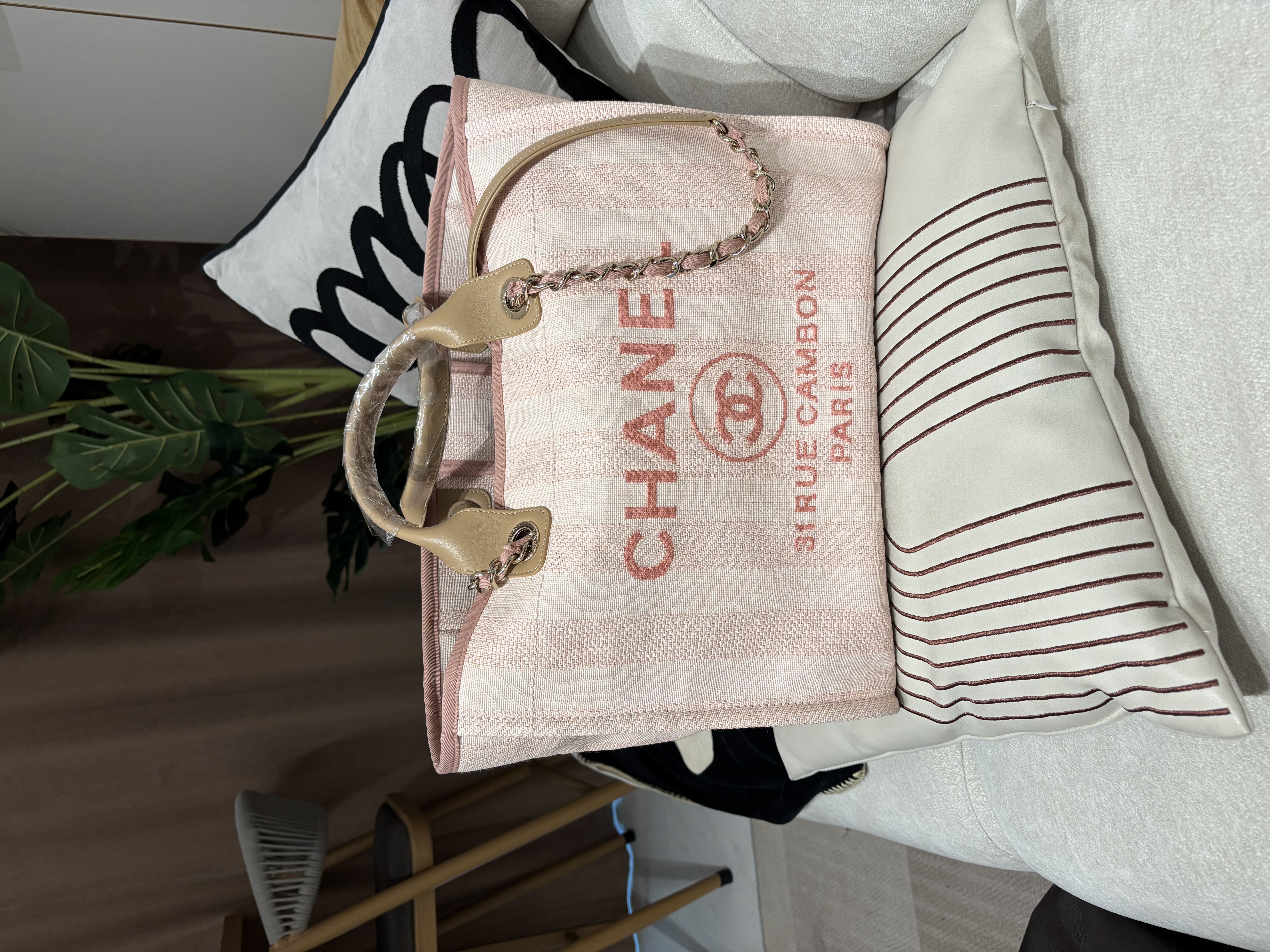 Chanel deauville tote bag with handle 100%Authentic,98%new ✅專門店收據✅29 card✅dust bag