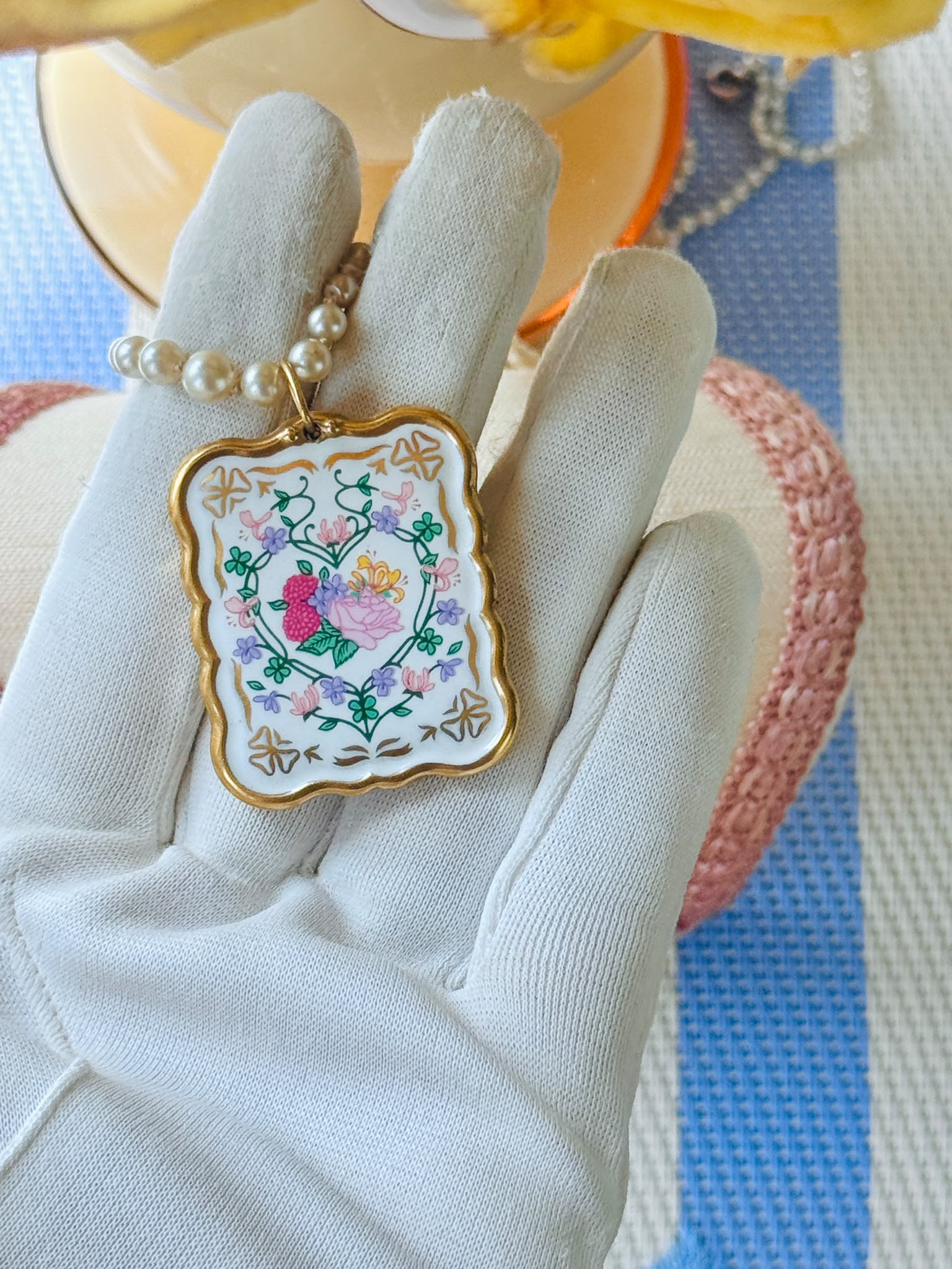 Vintage Eastern European Porcelain Pendant on Graduating Glass Pearl Necklace(NZ111)