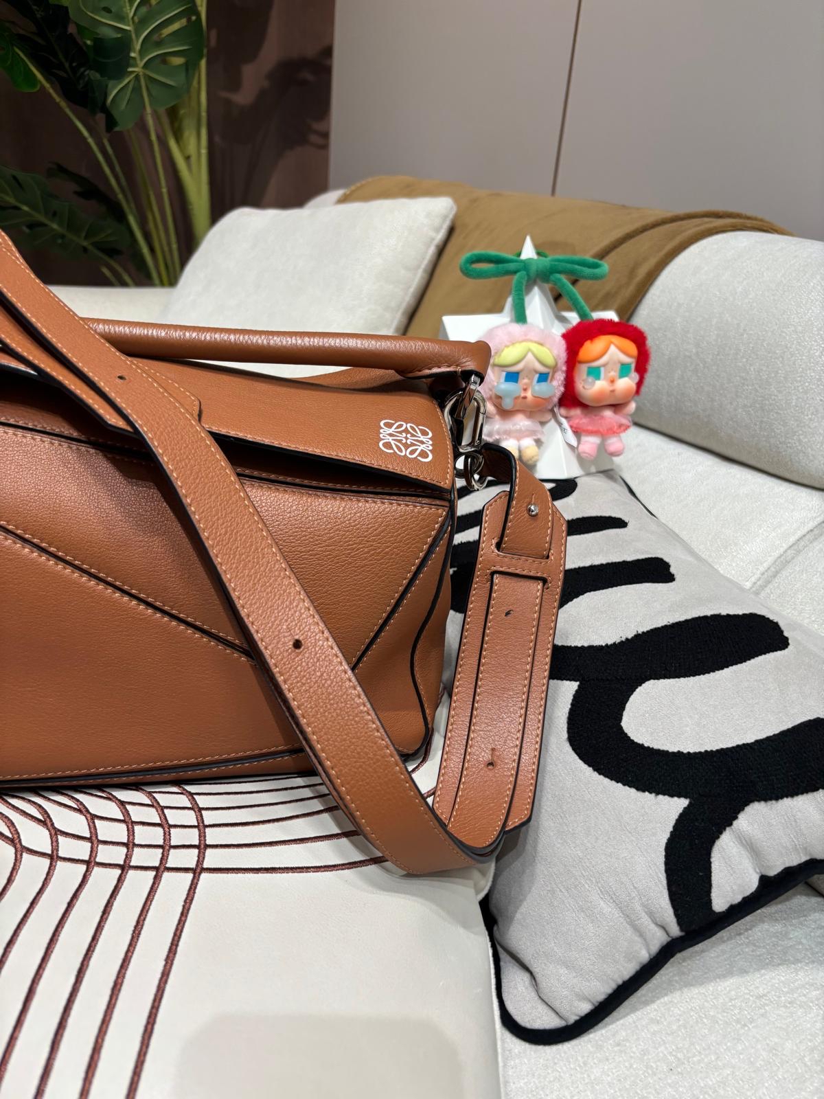 Loewe Puzzle Medium Tan 100%Authentic, 95%New ✅Dust bag