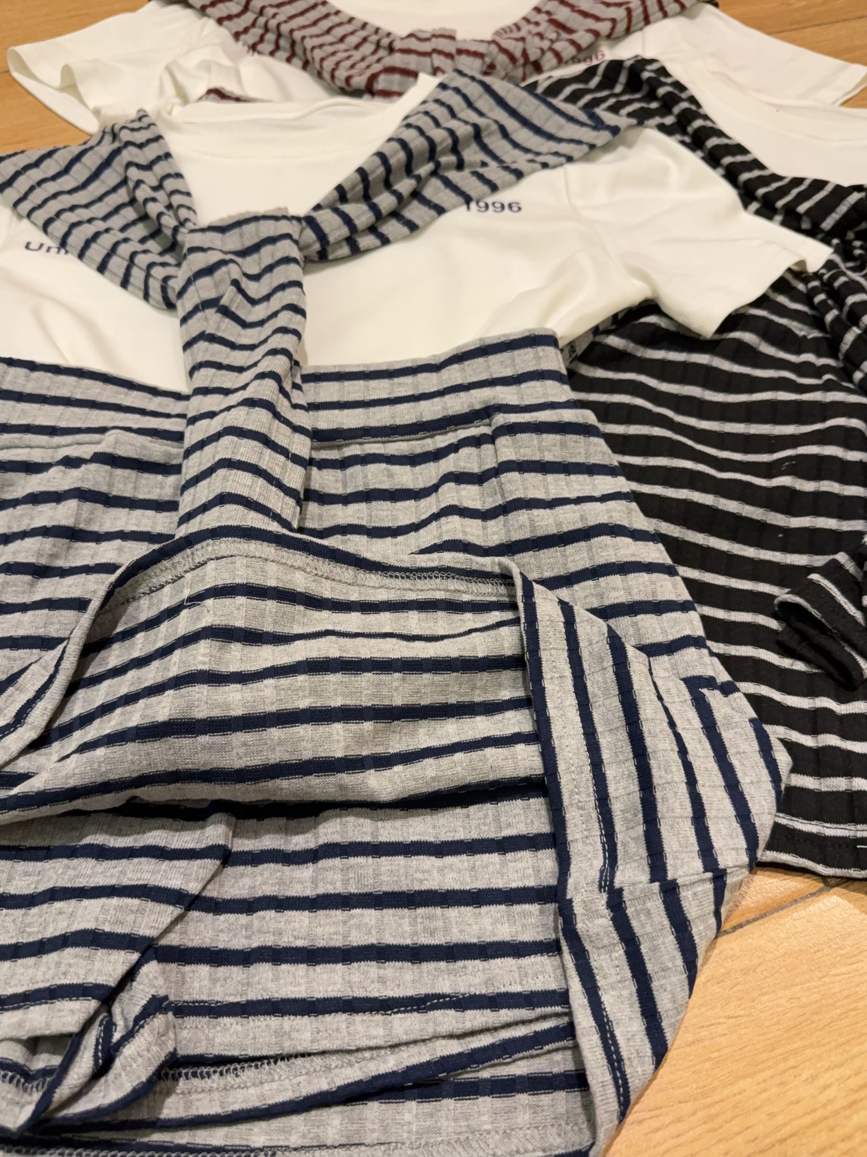 条纹披肩字母上衣+半身短裙 三件套装R2995