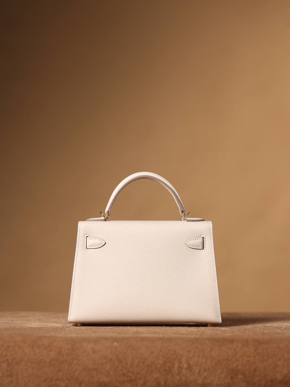 HERMES 爱马仕 Mini Kelly 二代 👜✨ Mini Kelly 二代 奶昔白金扣 高清实拍图 尺寸：19*12*6cm Hermès爱马仕是世界著名的奢侈品品牌，1837年由Thierry Hermès创立于法国巴黎。爱马仕早年以制造高级马具起家，迄今已有180年的悠久历史。 其整个品牌从整体到细节以及专卖店，都弥漫着浓郁的以马文化为中心的深厚底蕴🎀