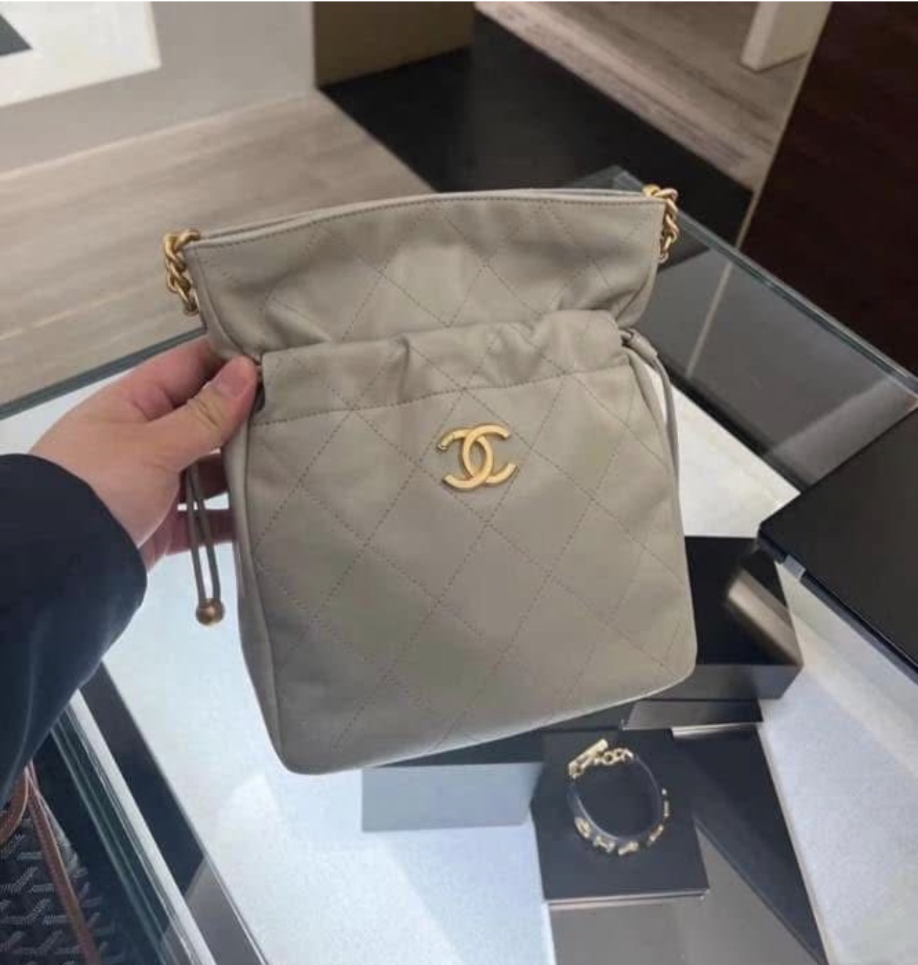 Chanel香奈兒菱格紋抽繩福包