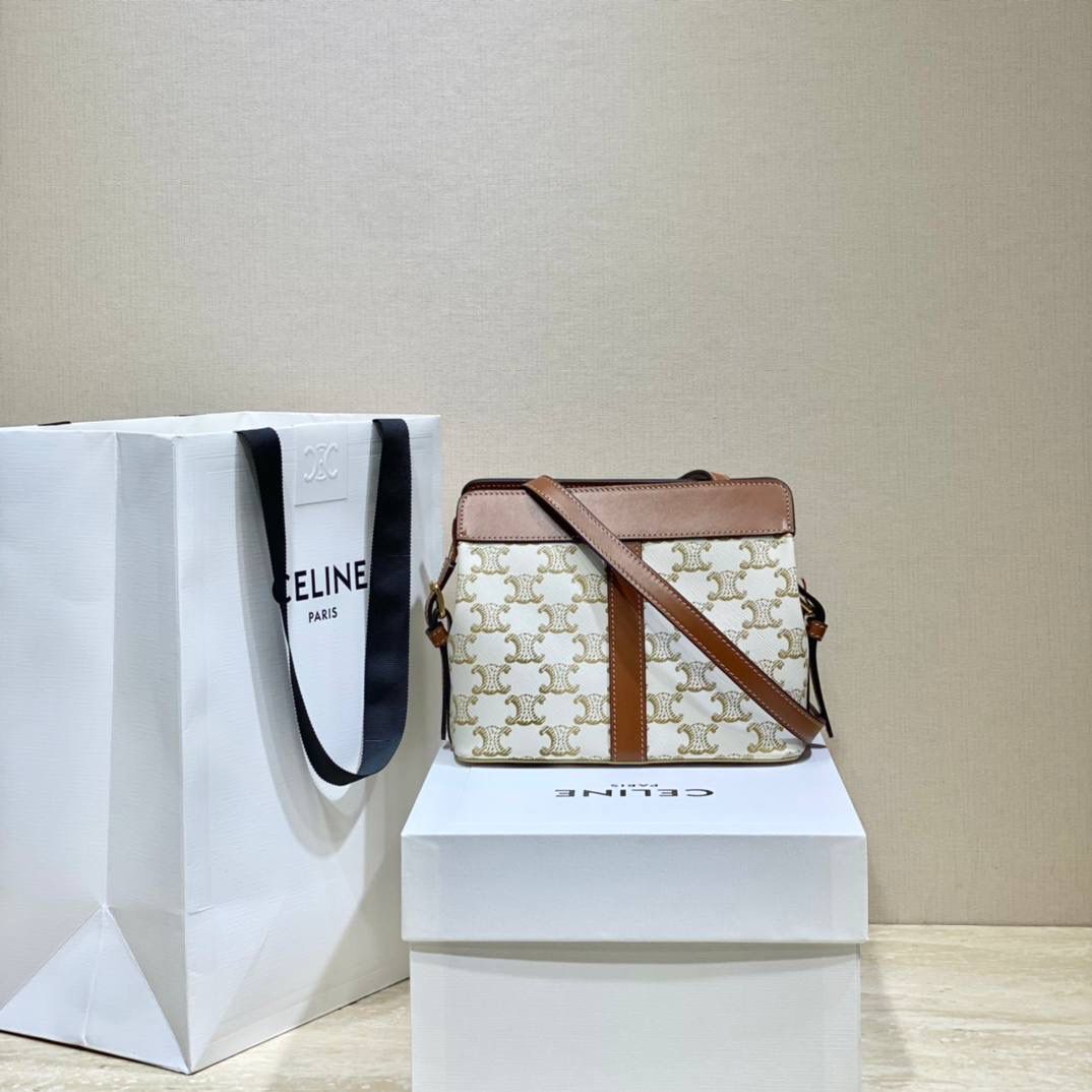 🔥大货实拍图 𝗖𝗘𝗟𝗜𝗡𝗘 ♥ 𝗧𝗘𝗘𝗡 𝗖𝗔𝗕𝗔𝗦 𝗗𝗘 𝗙𝗥𝗔𝗡𝗖𝗘 型号：191992 尺寸：19*16*11cm 放着平平无奇，背上身效果特别不错！也很好搭衣服，休闲或是正装背她都好看的呢