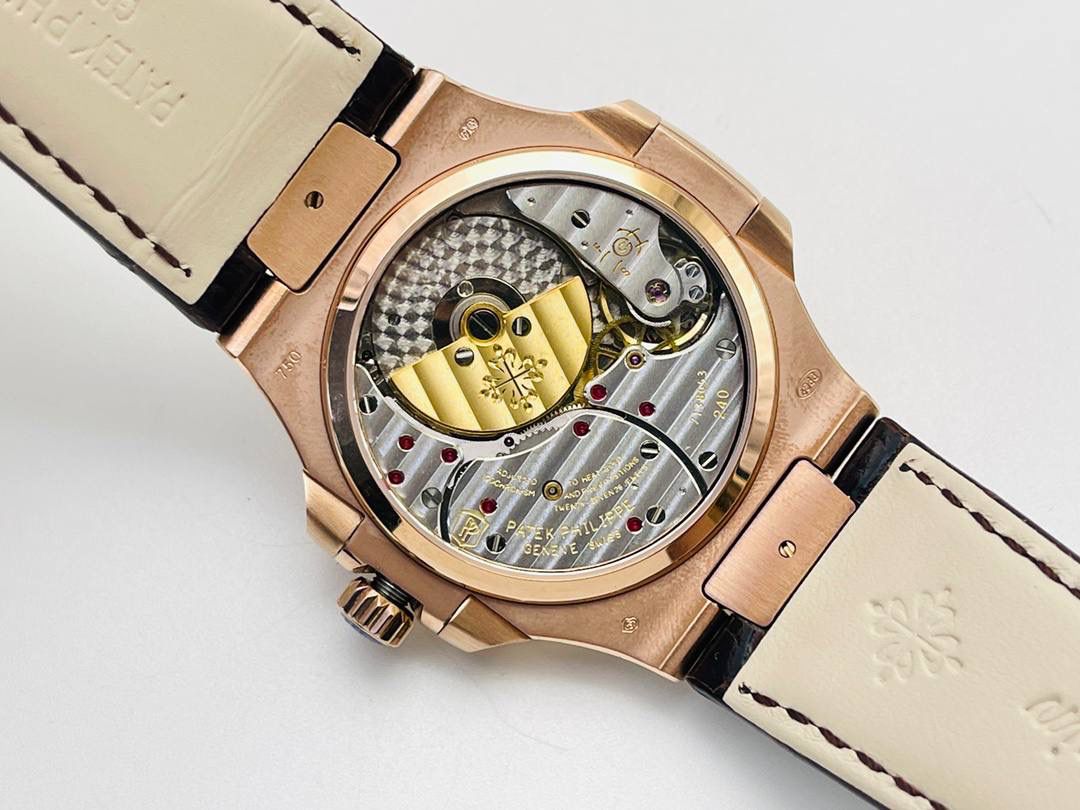 百达翡丽Patekphilippe运动系列鹦鹉螺5724（霸道总裁）PP5712GR“钢王之王”巅峰出道！出道即巅峰！ 1⃣️直径40毫米，做到接近正品的厚度！ 2⃣️所有功能同正品（10字位动能显示，7字位日历和月相，4字位小秒针）和原装一样的带水平压纹图案，带荧光刻度！ 3⃣️这是真正具有里程碑意义的超级一体机芯Cal.240 PS IRM C LU。全机芯零件数265个，平面游丝，21600每小时振荡次数 Gyromax带调节砝码的摆轮，稳定无误差。(不同于市面上现有的假机芯盖甲板，假珍珠陀) 4⃣️全新修正的不锈钢表带，铰链部分根据真正的百达翡丽鹦鹉螺不锈钢表带拆解开发，和正品一致的贴合效果，逆袭市面上所有副本，铰链开合角度和正品一致，锁毕声音和正品相同。