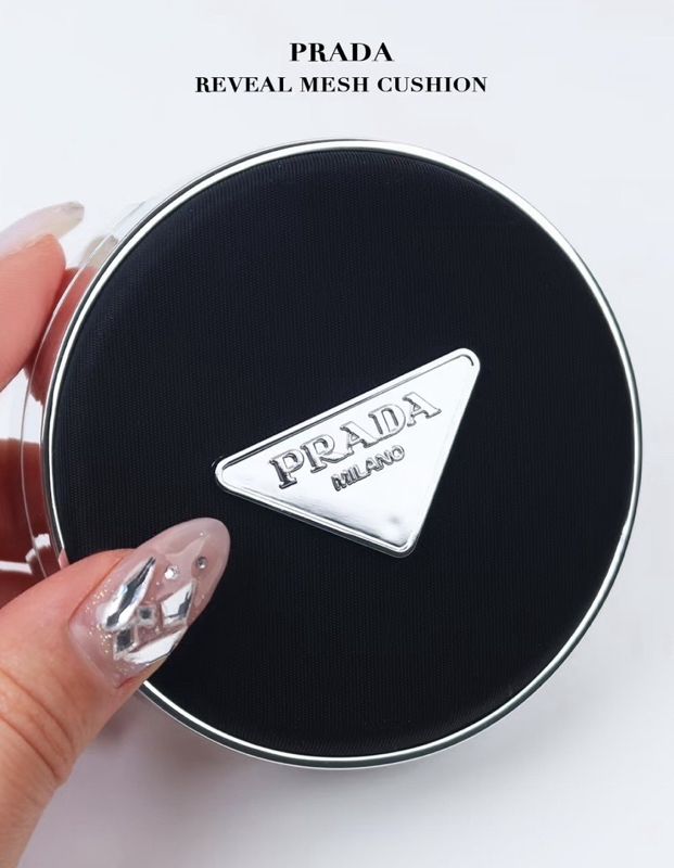 今年話題神品💕💕  Prada Beauty 原生霧光尼龍氣墊粉餅 