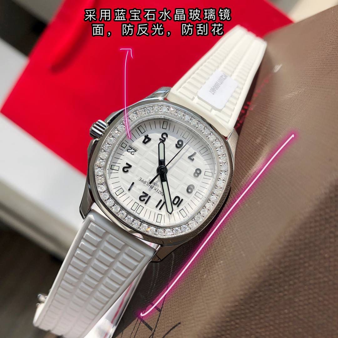 细节实拍‼️百达翡丽AQUANAUT 搭载原装瑞士石英机芯 。由100个零部件组成的一颗小而强大的内脏。真正做到零返修零误差！表盘设计也颇为独特，个性的浮雕表盘，精致立体字块。整个手表看起来立体感 高级感十足！玻璃采用蓝宝石超强硬度水晶玻璃。防反光 防刮花。进口热带复合材料橡胶表带，佩戴极为舒适贴手，适合各种手腕。搭配原装蝴蝶表扣 佩戴方便。最强舒适感😍🤟🏻