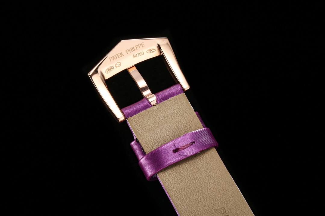 新品女款百达翡丽古典表系列——4897腕表，强势推荐！ 古典魅力，经典重现，正装表王震撼登场。完美还原表中王者的独特质感和简约格调。【精彩细节】 1.搭配定制版机芯改Cal.215自动机芯，动能储存长达45小时，振频28800每小时。 2腕表尺寸33MM，尺寸数据完美吻合正品，佩戴轻便，还原正品体验。 2.采用与原装一致的锅盖型穹顶玻璃，特镀有双层抗眩晕增透镀膜。 3.表盘搭配72颗钻及指针和时标釆用日晖纹装饰，光泽质感更加柔和，让你每次看时间都心花恕放，之后再采用镀铑工艺处理，确保光泽度和质感不亚于原装。防水50m表带意大利进口小牛皮表带，做工精致，包边细腻，尽显大牌风范，搭配Patek 。Philippe原厂级针扣，更显示这款腕表的华贵气质😍😍💯