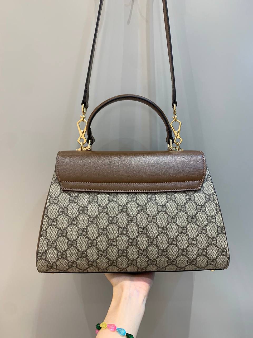 新背景实拍正品级 。（大号29cm） Gucci Horsebit 1955马鞍大号手提包 2023横空出世的超级最新大爆款‼️ 大号28cm证品售价，还是继续采用1955经典棕色原厂皮，除了包身的手提设计，另外配有两个不同风格的肩带，三种不同背法，容量皆备，小巧圆润的包型非常适合亚洲女性，绝对是2023大爆款，继迷你马鞍包后我最喜欢的第二单品‼️ 型号702049；尺寸29x21x11cm