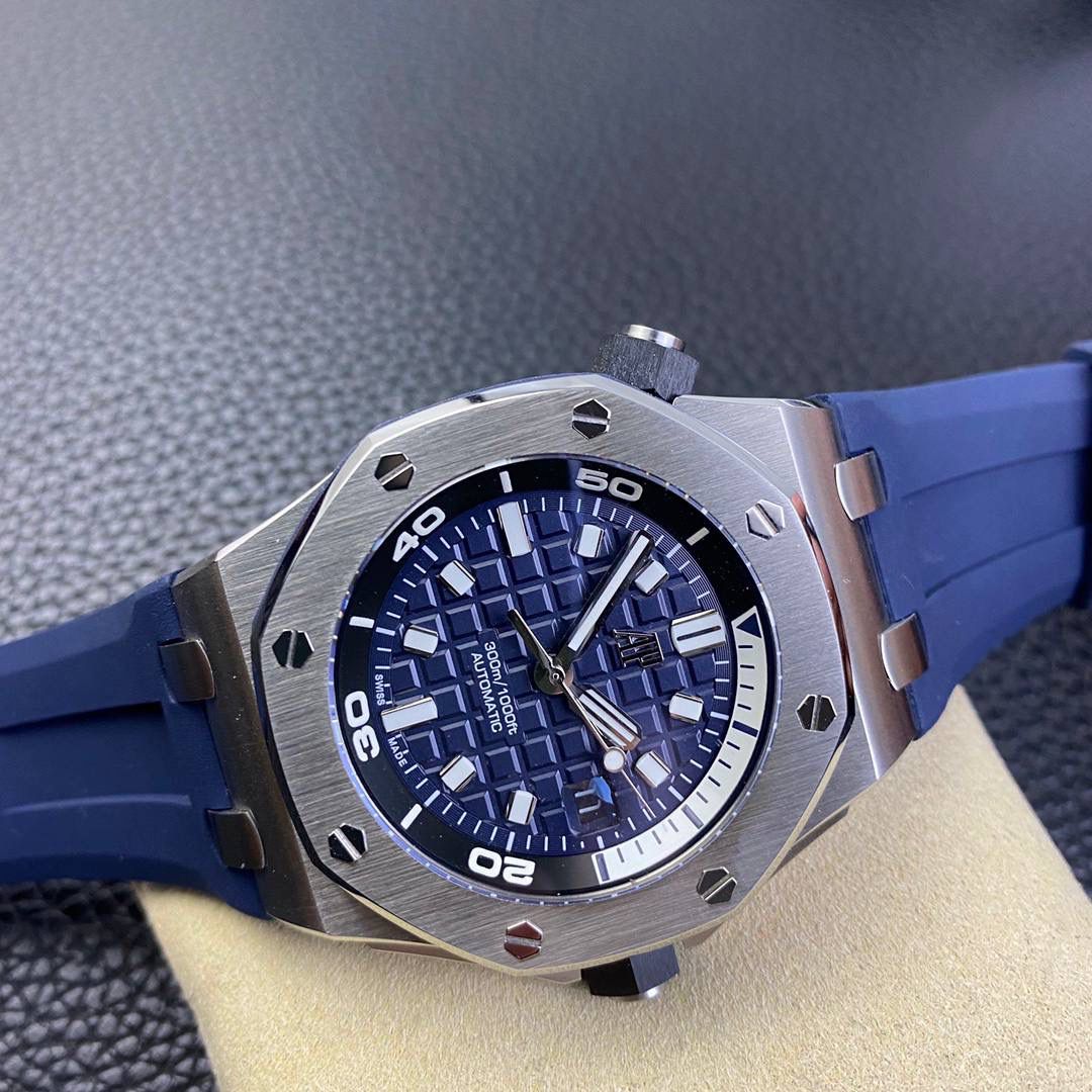 新款亮相 爱彼潜水表——新款爱彼15720！腕表尺寸42mmX14.2！ 1:表壳采用精钢表壳，搭配防眩光处理蓝宝石水晶玻璃表镜和表底，黑色陶瓷旋入式表冠，全部数据材质采用正品扫描对标。 2:机芯采用9015改全新的Calibre 4308自动上链机芯，走时稳定，无售后忧虑 3:独家最强机芯夹板打磨，更加立体。全新特调陀片颜色 4:最人性化的活动头粒缓冲，确保吻合正品 5:表盘镌刻“Méga Tapisserie”超大格纹装饰，搭配荧光立体时标和皇家橡树指针，黑色旋转内表圈搭配米色0至15分钟区域 6:采用进口夜光填充，最持久的夜光和最齐的内应刻度 7:原装一致倍数放大镜日历窗口，超强通透性 8:表带采用最新款开模的进口橡胶带，无论纹路颗粒还是质量全部吻合正品，质感更高级。 功能走时精准稳定！