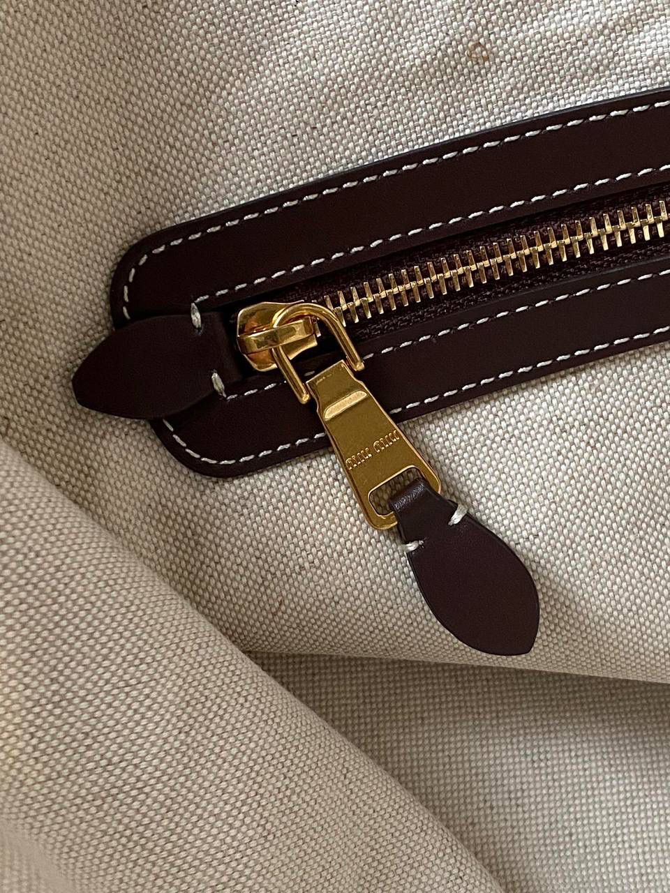 🈶石南木色 𝗠𝗶𝘂𝗠𝗶𝘂24秋冬 𝐢𝐯𝐲托特 今年这只巧克力色 给调色师跪下了！ 一整个浓浓的秋冬氛围感，已经开始期待秋天了 不管是皮质还是色泽都超有质感 根本爱到不行啊 近两年miu水涨船高，爆款制造机 出什么火什么，杀疯了已经，都去冲 35×40cm #F0110m