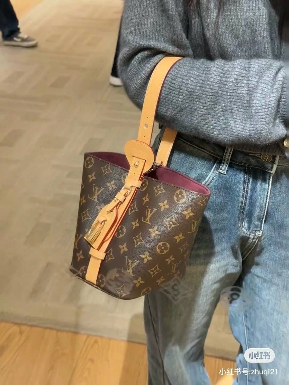 LV ALL IN BB老花款👜✨ 顶级进口原版的老花料子，不会太硬 这个质感在自然光下就很突出了 想象一下 你拎着这个包 走在大街上 这种皮面散发出的这种高级感🤩还附送一个小卡包，卡片➕零钱都可以装 直接省下一个卡包的钱😆‼️