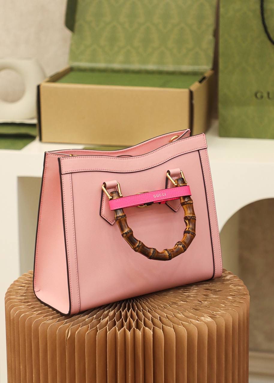 𝐆𝐮𝐜𝐜𝐢 𝐃𝐢𝐚𝐧𝐚 小号#660195#正品皮 ▪️尺寸：27*24*11cm 𝐃𝐢𝐚𝐧𝐚竹节系列以经典致敬100周年， 黛安娜王妃最爱的经典竹节再次回归， 托特造型融合复古元素的竹节， 实物真的太惊艳了， 小号尺寸更适合通勤风， 手提或者斜挎， 悠游于日常与工作上班之间， 时髦感别具一格， 经典百搭，个性又不失优雅感， 搭配彩色的扣带， 简直增添了少女气息！🌈🎀