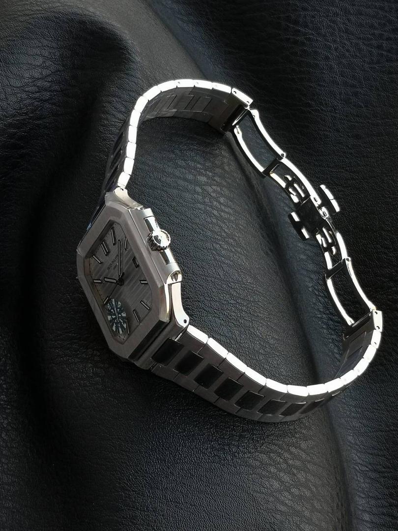 百达翡丽 方形 新系列CUBITUS 5821腕表 亮点特色：1️⃣机芯:搭载定制9015改Cal.26-330 SC一体机，调时不停秒，调时不停秒，摆轮位置均与正品一致，自动上链机芯。2️⃣钢带:316L定制级人体工程学表带，新扣款式。3️⃣表壳:尺寸45毫米厚度仅8.3mm，为表壳对角线长度(即10点位至4点位),因为表壳近似于方形，上下边的宽度会小于这一数值，所以视觉效果并不是很大。 搭配上，5821属于运动风格腕表，日常搭配正装和休闲风格也可以。
