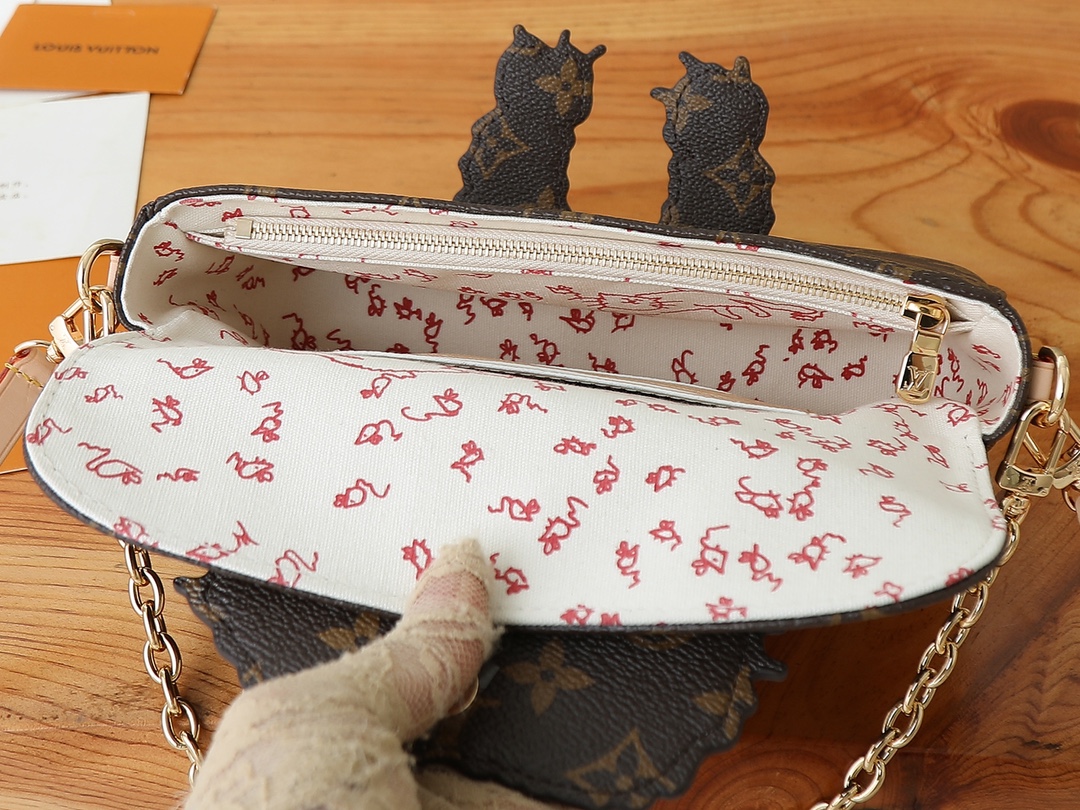 LV Louis Vuitton Travels with Grace Coddington