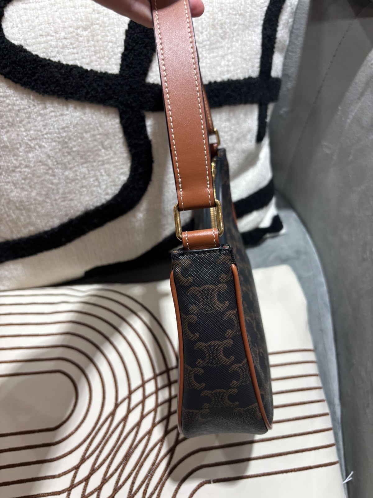 Celine Ava medium hobo triomphe  100% Authentic, 98%New ✅dust bag  