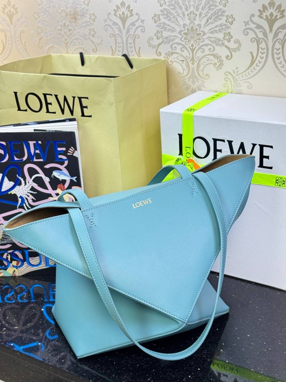 🎈*中号𝐏𝐮𝐳𝐳𝐥𝐞 𝐅𝐨𝐥𝐝折叠手袋👜*（水蓝色） ——全新【𝗡𝗘𝗪】升级‼️ 延续经典𝙋𝙪𝙯𝙯𝙡𝙚的标志性几何裁剪设计，新晋顶流🅰️𝙋𝙪𝙯𝙯𝙡𝙚 𝙁𝙤𝙡𝙚 𝙏𝙤𝙩𝙚以折纸包为灵感，升级成🉑完全折叠‼️的结构，立体与平面任意切换，出差旅行🧳必备单品。小牛皮材质轻且柔软，𝐌𝐢𝐧𝐢尺寸搭配一条可拆卸式肩带，手提，肩背，斜挎多样化背法✨ 尺寸：𝟐𝟓.𝟓-𝟏𝟒.𝟓-𝟑𝟏.𝟓𝐜𝐦 款号：052316