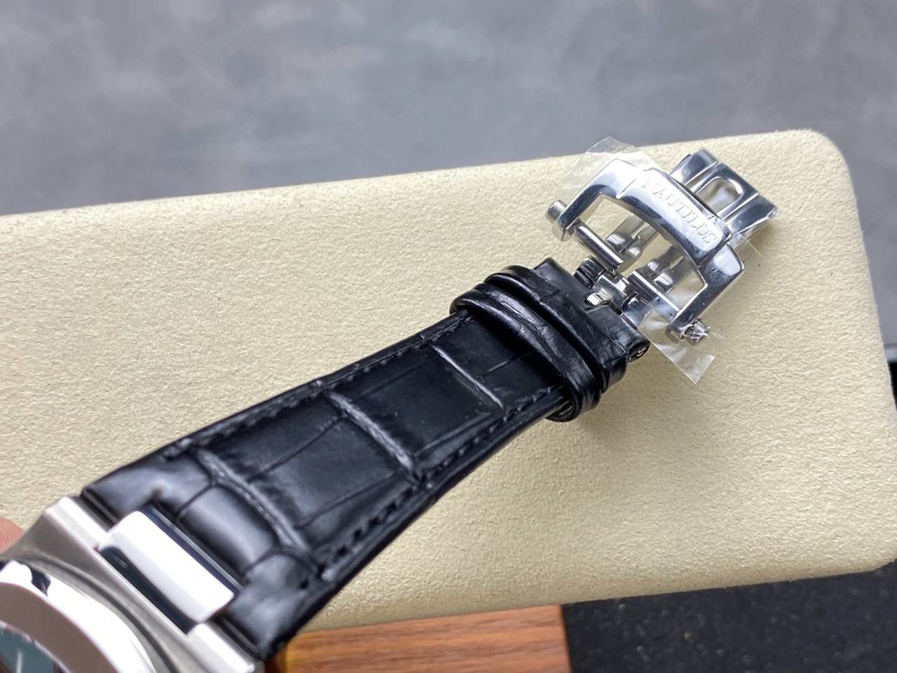 V2版真功能🌐真小秒！3K工厂 百达翡丽鹦鹉螺5980/1A-014多功能计时腕表V2版本，真小秒、真功能！【表壳】腕表尺寸40.5毫米，同正品一致的枕型表壳采用正面拉丝，侧面抛光的两种工艺组合，层次感分明，质感十足。尽显精湛工艺。【表带】采用原装表带一比一量身打造，每节表带的中央抛光部位，都能呈现钻石的形状，尽显高级质感。【机芯】3K厂采用定制版PP.CH28-520机芯，完美还原正品，时分秒，日期，和计时大秒功能。3K匠心之作，欢迎各位表友品鉴🌐