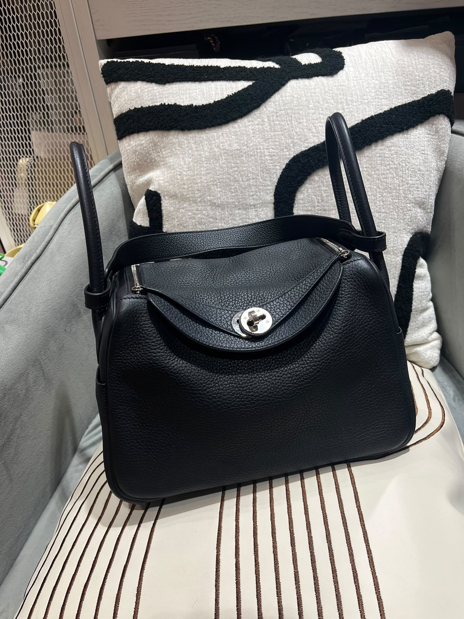 HERMES LINDY 26,STAMP Y 黑銀 100%Authentic, 95%new  ✅塵袋✅box