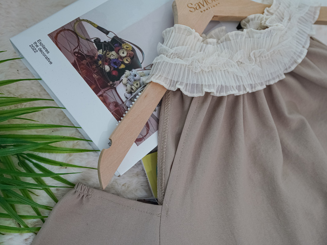 Ruffled High Neck Cold-Shoulder Long Sleeve Blouse ‖ 拼接荷叶高领露肩长袖上衣 KR01594456