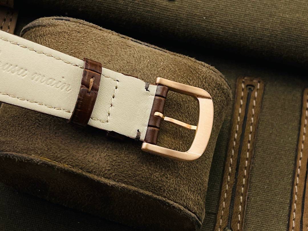 原版开模 市场最高版本 爱.彼 JULES AUDEMARS系列男士腕表！ 1⃣️机芯型号：2824改3120自动机械，透底设计！稳定零返修！ 2⃣️表径41毫米！ 3⃣️大三针简约表盘！ 4⃣️316L精钢壳套！