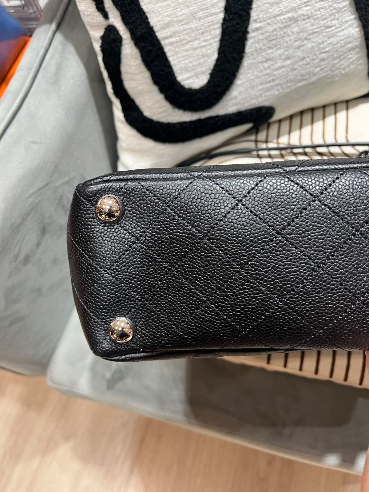 Chanel Shoulder Bag Calfskin 黑色魚子醬牛皮100%Authentic, 98%New ✅19 Card✅Dust bag
