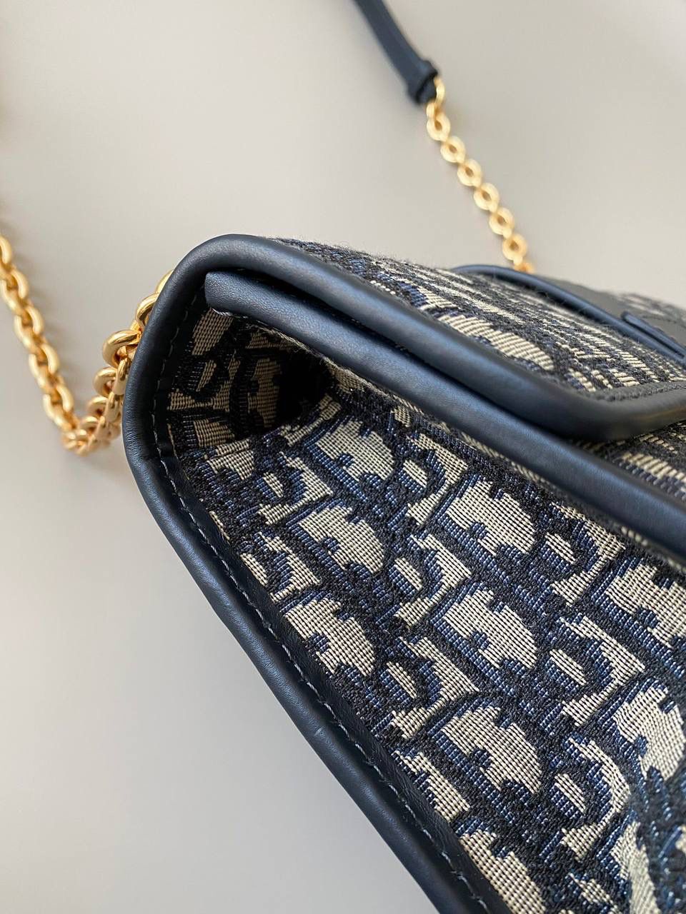 老花蓝 𝗗𝗶𝗼𝗿 𝗠𝗼𝗻𝘁𝗮𝗶𝗴𝗻𝗲蒙田30链条款🩵 自带法式复古感的经典爆款 当红炸子鸡的一只，实在太火了 链条肩带比皮肩带款更温柔女人些 隔几年再拿出来看，还是嘎嘎香 而且每年都在涨，早已经越来越难买 实用保值的首选！跟着买就对了！ 答应我，立马买！不要犹豫！ 25×16.5×8cm 大号/中号/小号都🈶!