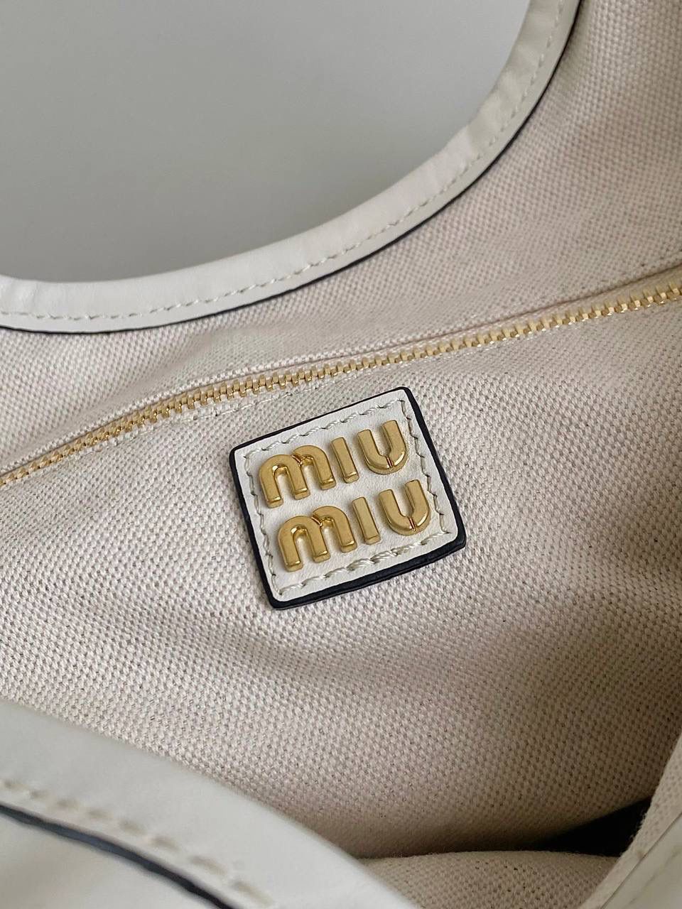 🈶白色 𝗠𝗶𝘂𝗠𝗶𝘂托特 拯救衣柜大爆款来了！ miu家最最最种草的一只大包 轻便 百搭又实用，出gai年度top☝🏻 要抢疯了的节奏，真的超爱 ！！快冲 35×40cm #F0110m