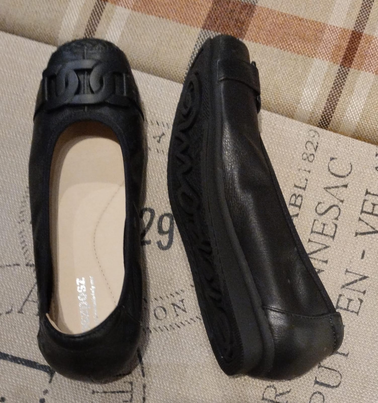 Modero 黑色皮革平底鞋，舒適優雅