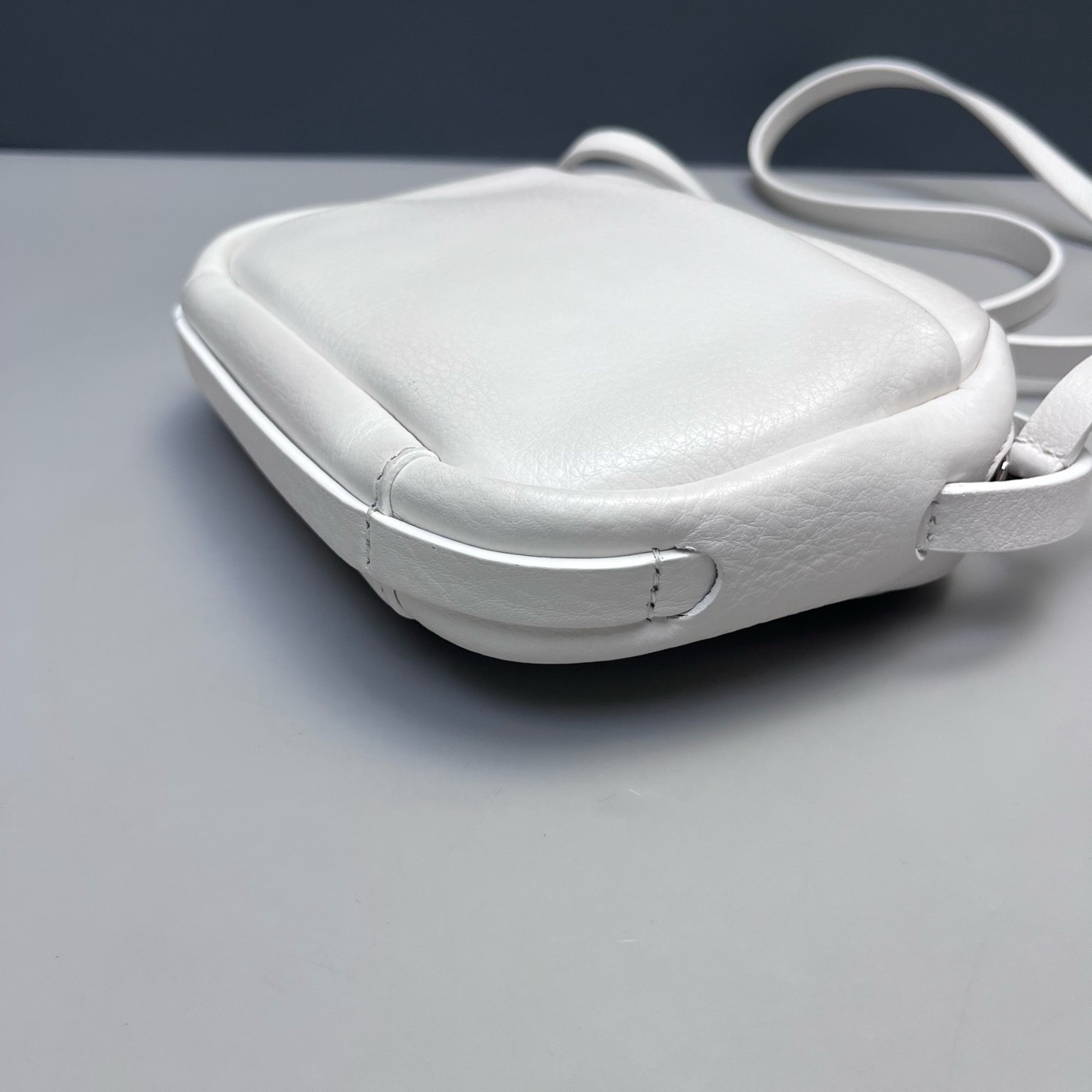 【預訂貨品】巴黎世家白色全皮相機包