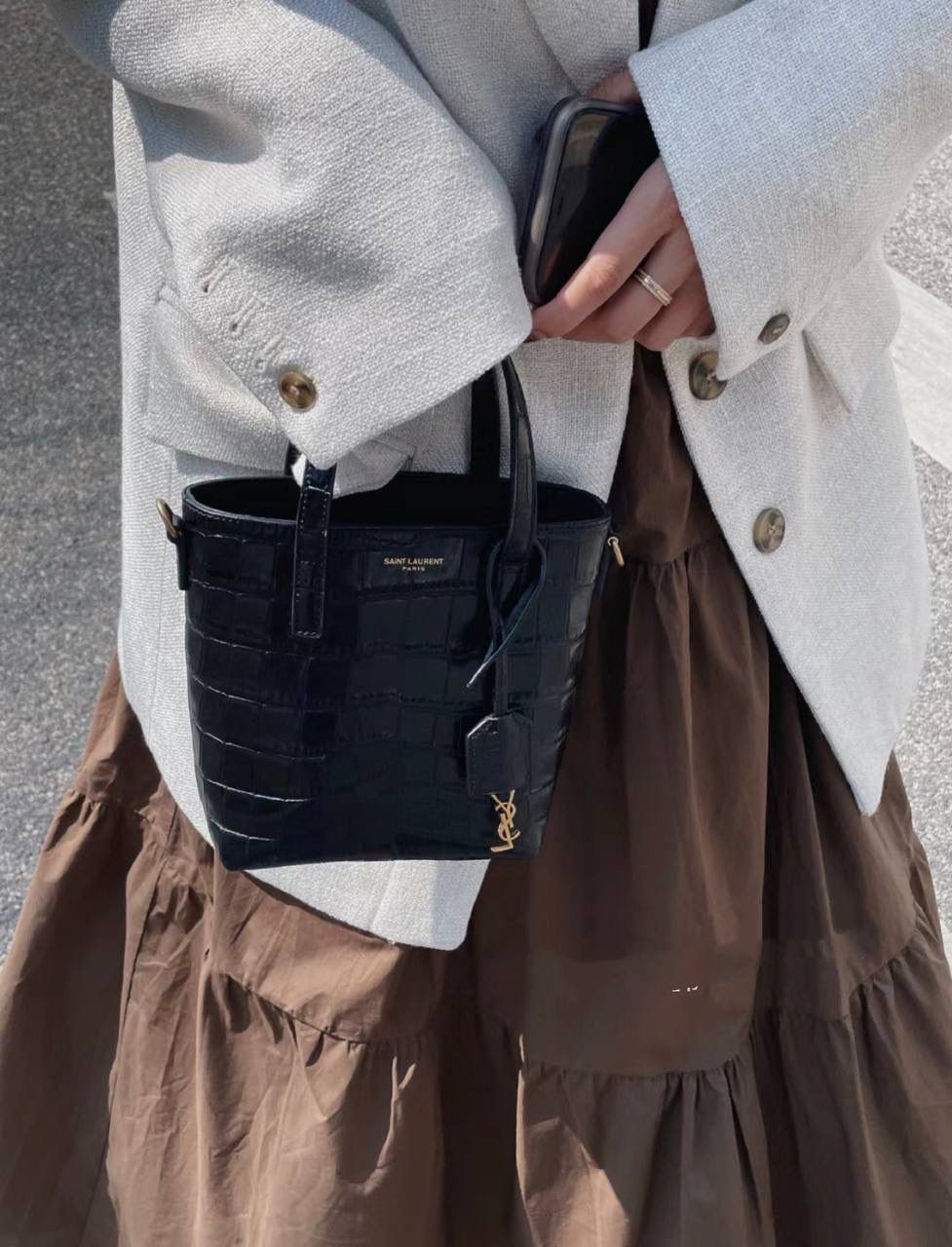 ys1 mini tote鳄鱼纹🐊 这只包在mini包中一定有它的一席之地 第一，它包身够小够可爱 第二，它容量够大够能装 第三，它鳄鱼纹压纹够抗造 就冲这三点，几乎没有哪个小可爱能打得过它 小手提➕可拆卸肩带的设计在实背性上也更出挑 没有槽点的小可爱，我超爱！！ 必须zp开发的啦，相似度看对比图！ 质量就请放心的交给我们哈！ 鳄鱼纹：18×17×8cm712367m