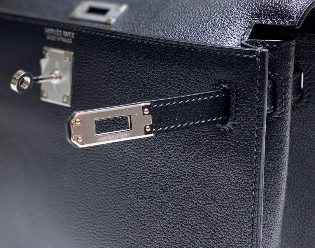 『黑银』 ‘’Kᴇʟʟʏ ᴅᴀɴsᴇ • Evercolor 🎀 时尚圈就是一个圆！ 最厉害的就是六种背法： 斜背、侧背、肩背、腰包、背包、手包 集美们一定要安排起来‼️ 22Cm