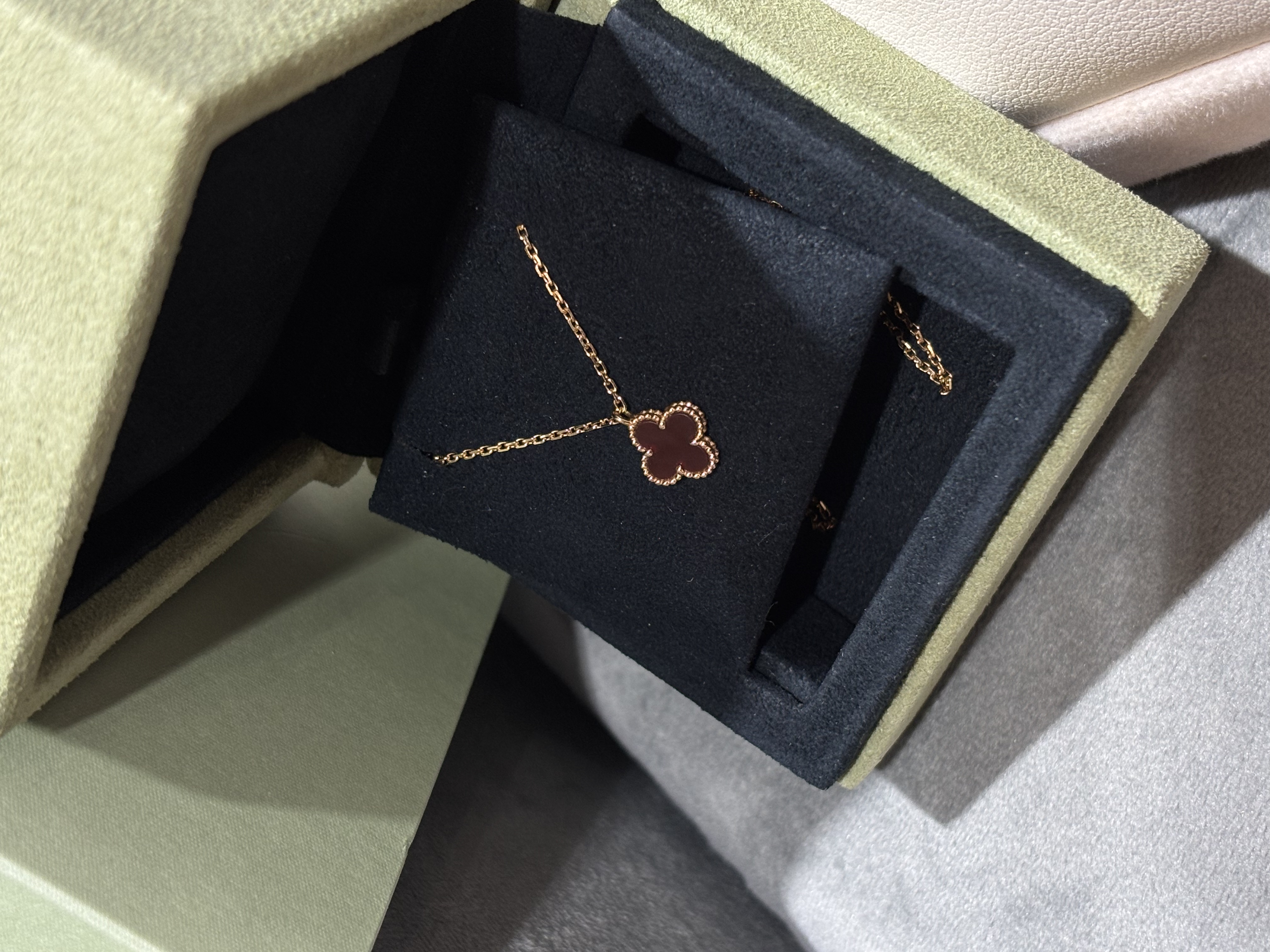 Van Cleef & Arpels VCA Sweet Alhambra Pendant, Rose Gold, Carnelian 100%Authentic, 99%New ✅專門店收據✅ certificate✅Box