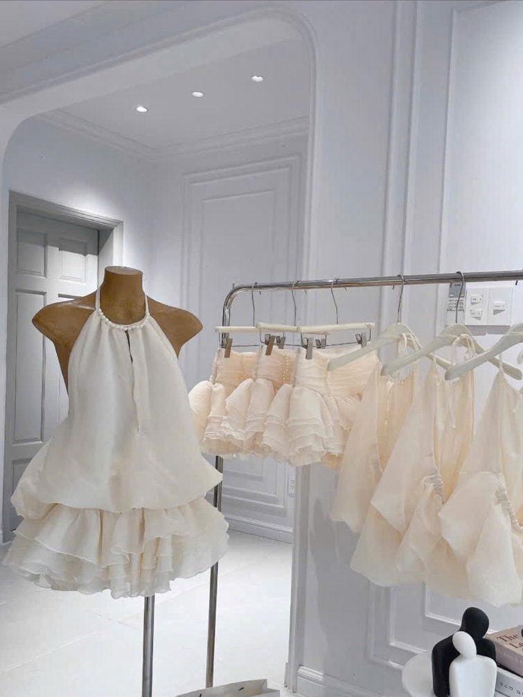 小众设计挂脖上衣+蓬蓬裙