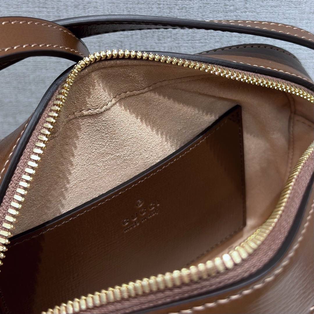 吐司🍞大爆款🔥 再来一组细节图；以表达我对他的强烈爱意，哈哈哈哈哈哈！Gucc1 horsebit 吐司包🍞(顶级原皮) 啊啊啊啊啊！！超级无敌大爆款！这应该就是我心目中的白月光， 实物是那种看到不需要犹豫马上就会买的， 相机包很多款，目前为止这个是我心目中的top 马衔扣元素和这个面料一直是我最爱的搭配设计 只是没有想到做成相机包可以这么可爱有趣 简简单单的造型却如此耐看且有那么一点高级感 跟其他相机包完全不一样！！反正这个我一拿到我就很爱很爱很爱！这个你们都可以入，必定会成为经典款！ 型号760196；尺寸20/13/6cm