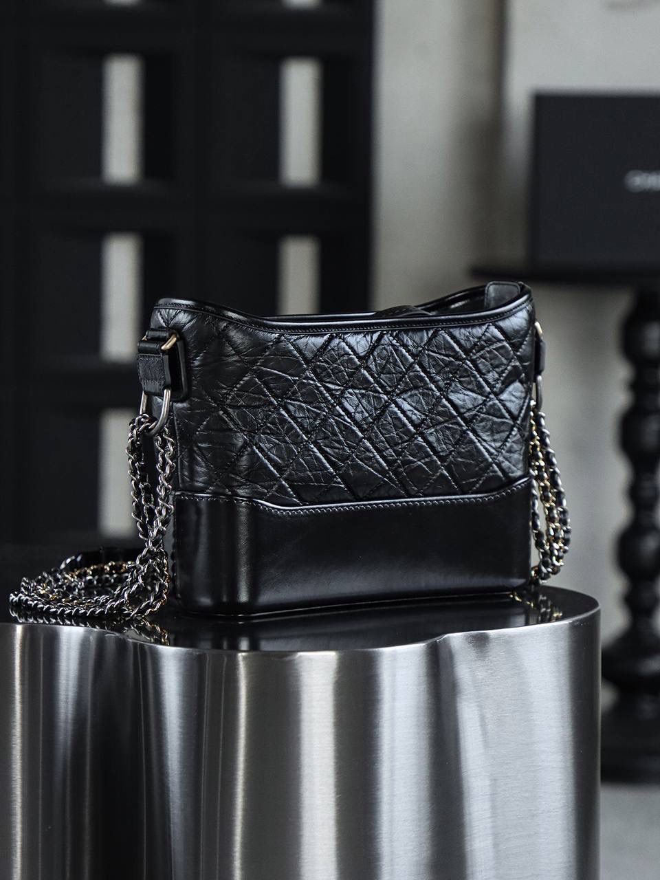 流浪包中號鑒定版 👜 一包一碼 支持全球鑒定查驗身份證原廠專G 蒙塔貝拉原廠皮料過關清單資料可査詢 四大金剛之一的流浪包百搭不膩，大愛它的帥氣隨性慵懶優雅！ 中號size男女都可以駕馭，輕鬆背出屬於自己的風格！ 五金：全鋼做舊復古五金 皮料：蒙塔貝拉原廠皮 尺寸大号：21*28*10cm 小号：15*20*8cm